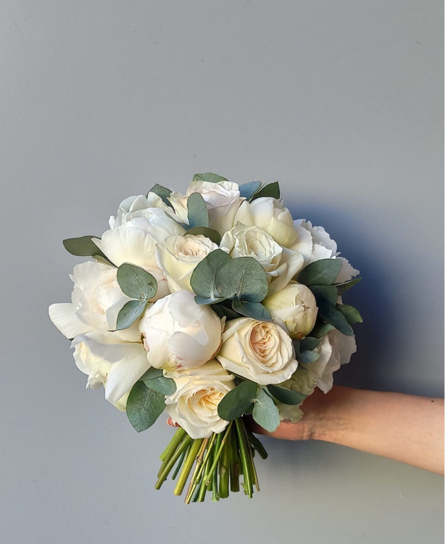 Classic white bridal bouquet LOV 25